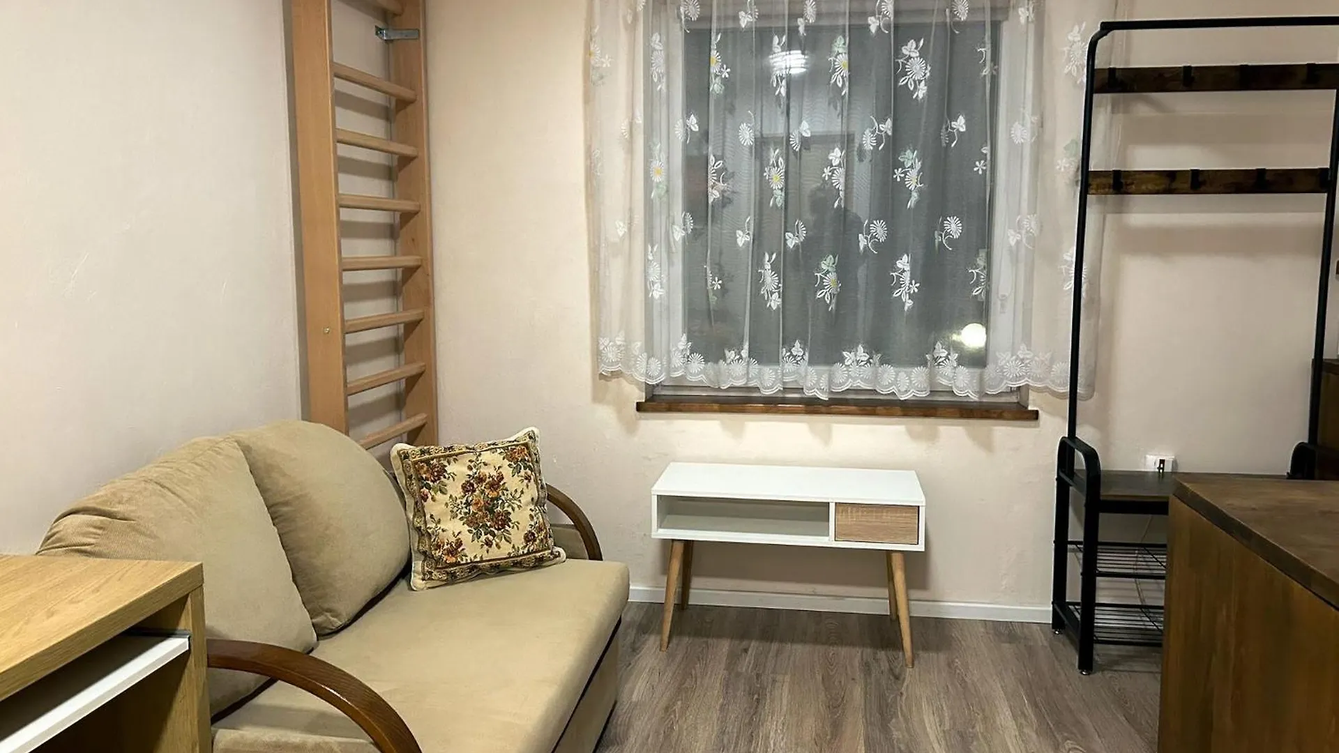 Nowoczesne Studio Z Ogrodem I Parkingiem Poznań Polska